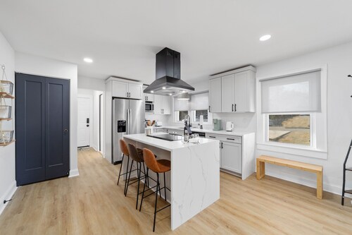 Chic and cozy home near the hospital: 3 comfy rooms, TVs, stylish amenities.