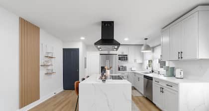 Chic and cozy home near the hospital: 3 comfy rooms, TVs, stylish amenities.