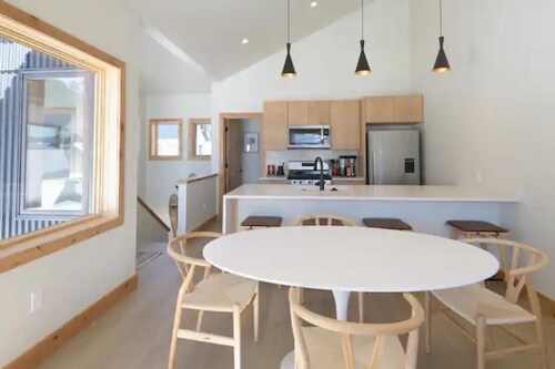 Modern mountain retreat with heated garage near town!