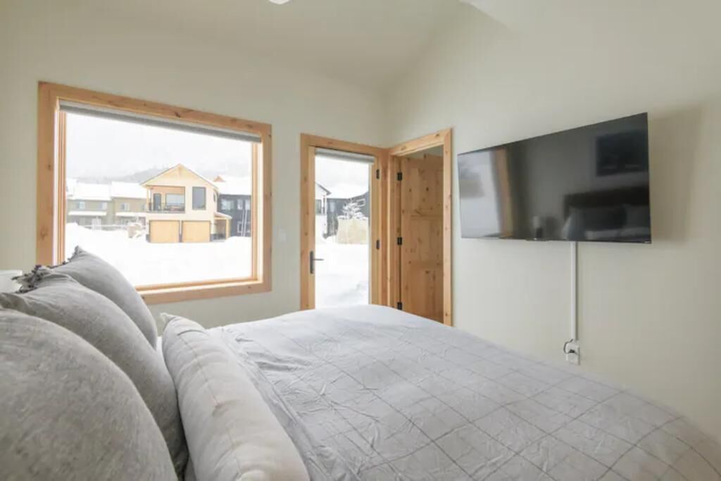 2 makuuhuonetta, tallelokero huoneessa, silitysrauta/-lauta