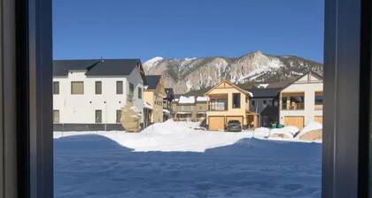 Brand New Beautiful Townhouse! Views and Pickleball