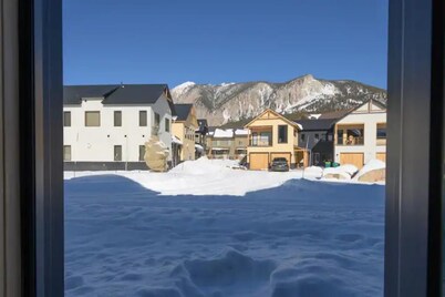 Brand New Beautiful Townhouse! Views and Pickleball