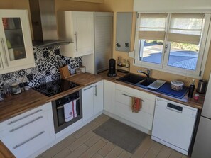 Frigorifero, microonde, forno, piano cottura