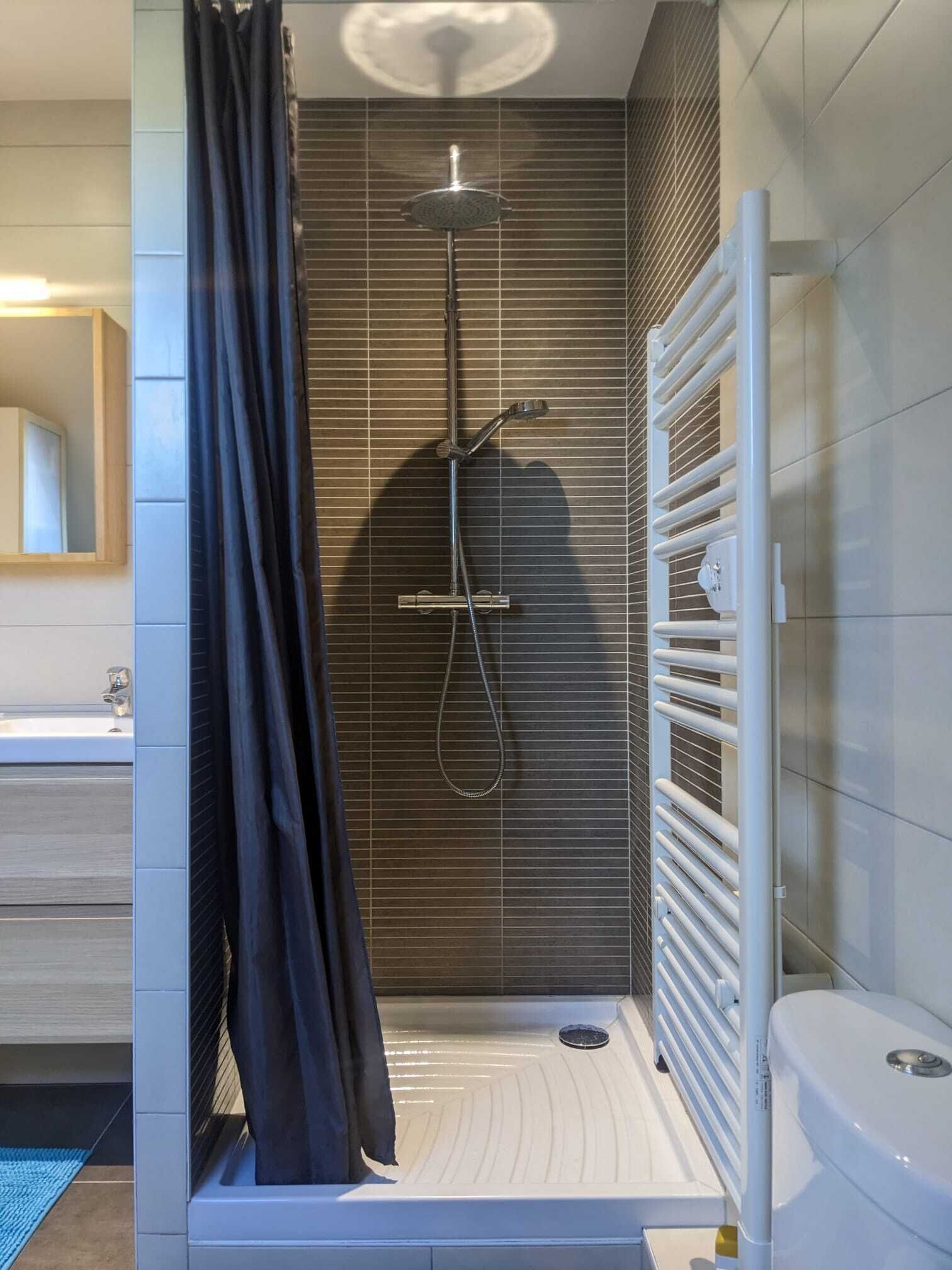 Sèche-cheveux, papier toilette
