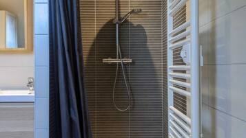 Sèche-cheveux, papier toilette