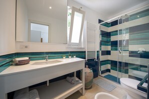 Shower, hair dryer, bidet, towels - Cozy house, close to the sea and with parking space  (Massa Lubrense)