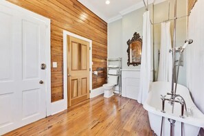 Hair dryer, towels, soap, toilet paper - Gorgeous Historic New Orleans Cottage

 (New Orleans)