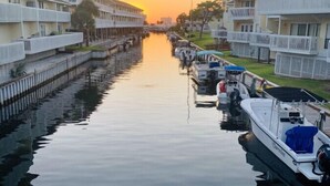 Un canal bordeado por barcos y edificios ribereños.