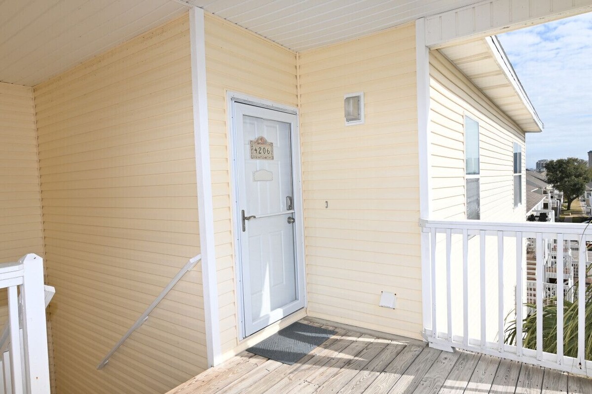 Photo 4 of Sandpiper Cove 2 Bedroom Canal Front Bring Your Boat! Park Your Trailer Under the Unit!