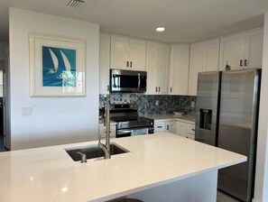 冷蔵庫、電子レンジ、オーブン、コンロ