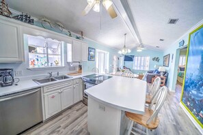 Køleskab, mikrobølgeovn, ovn, kogeplade