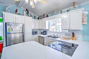 Køleskab, mikrobølgeovn, ovn, kogeplade