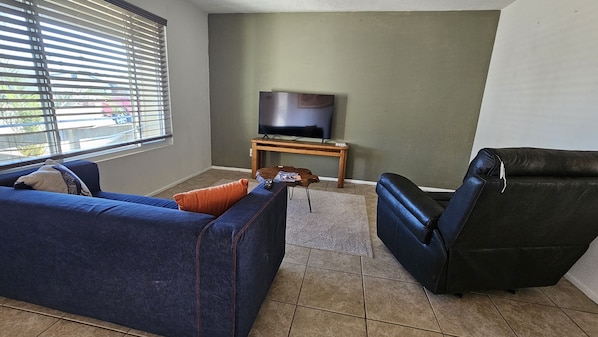 Living - Center of Tempe, ASU, Spring Training Cubs, Angels, Athletics 10 minutes away (Tempe)