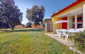 Outdoor dining - Pet friendly home in Saint-Savinien (Saint-Savinien)