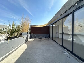 Terrace/patio - Sunny Retreat in Mexico City 1-Bdrm Apartment with Terrace, Safe and Connected  (Ciudad de México)