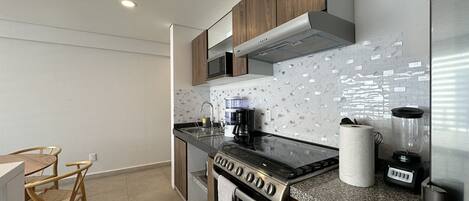 Køleskab, mikrobølgeovn, ovn, kogeplade