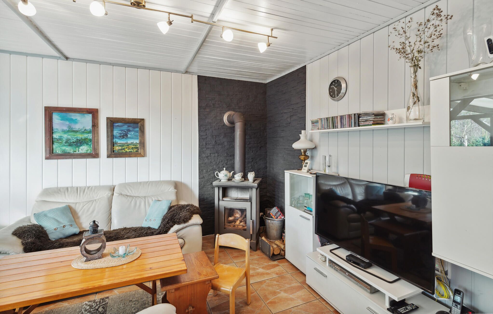 Fernseher, Kamin, Tischtennisplatte, Stereoanlage