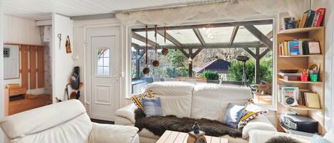 Fernseher, Kamin, Tischtennisplatte, Stereoanlage