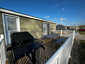 Outdoor dining - Beautiful Cottage (508) in Vineyards of Niagara On The Lake (Niagara-on-the-Lake)