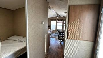 2 bedrooms, WiFi, bed sheets