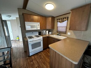 Fridge, microwave - Beautiful Cottage (508) in Vineyards of Niagara On The Lake (Niagara-on-the-Lake)