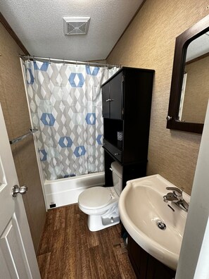 Toilet paper - Beautiful Cottage (508) in Vineyards of Niagara On The Lake (Niagara-on-the-Lake)