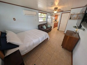 1 bedroom, iron/ironing board, WiFi, bed sheets - Island Oasis Studio (Venice)