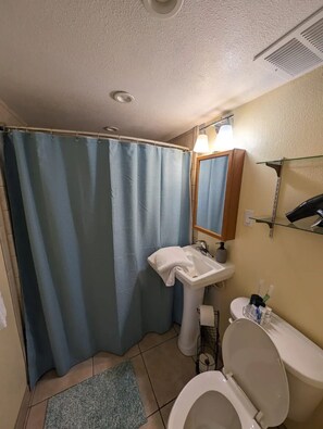 Secador de pelo, toallas, jabón, papel higiénico