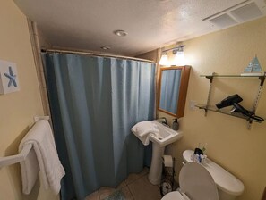 Sèche-cheveux, serviettes fournies, savon, papier toilette