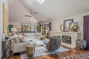 奢华别墅 | 起居区 | 45-英寸智能电视(配备数码频道)