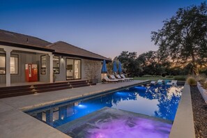 A modern house with a swimming pool, outdoor seating, and a red door. - Calistoga Wine Ranch (Calistoga)