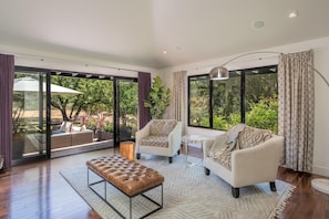 奢华别墅 | 起居区 | 45-英寸智能电视(配备数码频道)