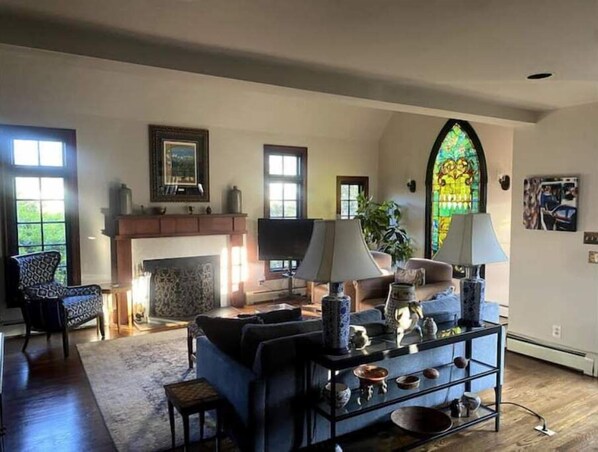 TV - Dramatic 4BR Chevy Chase, MD home w/great design touches (Chevy Chase)