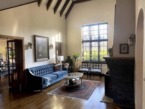 Dramatic 4BR Chevy Chase, MD home w/great design touches