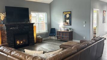 Smart TV, chimenea, futbolito, mesa de ping pong