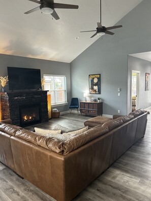 Smart TV, fireplace, foosball, table tennis - The Big Waves Beach House. Perfect for Big families! Game Room! (Brookings)