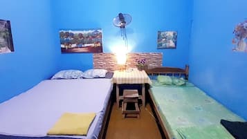 Cubrecamas, muebles diferentes y espacio para trabajar con laptop