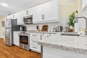 Fridge, microwave, oven, stovetop - Elegant & Private Apartment With Full Kitchen - Short Walk to Downtown London (London)