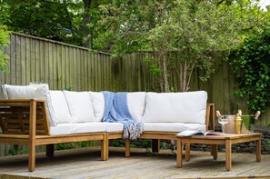 Terrace/patio - Charming and modern dog friendly holiday cottage - The Old Sweet Shop (Chipping Norton)