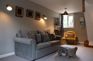 TV, fireplace, offices - Charming and modern dog friendly holiday cottage - The Old Sweet Shop (Chipping Norton)