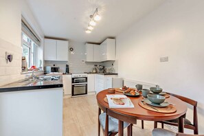 Fridge, microwave, oven, stovetop - Charming and modern dog friendly holiday cottage - The Old Sweet Shop (Chipping Norton)
