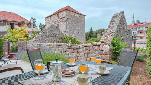 Holiday house Sunshine in center of Jelsa - EOS CROATIA