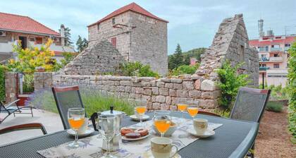 Holiday house Sunshine in center of Jelsa - EOS CROATIA