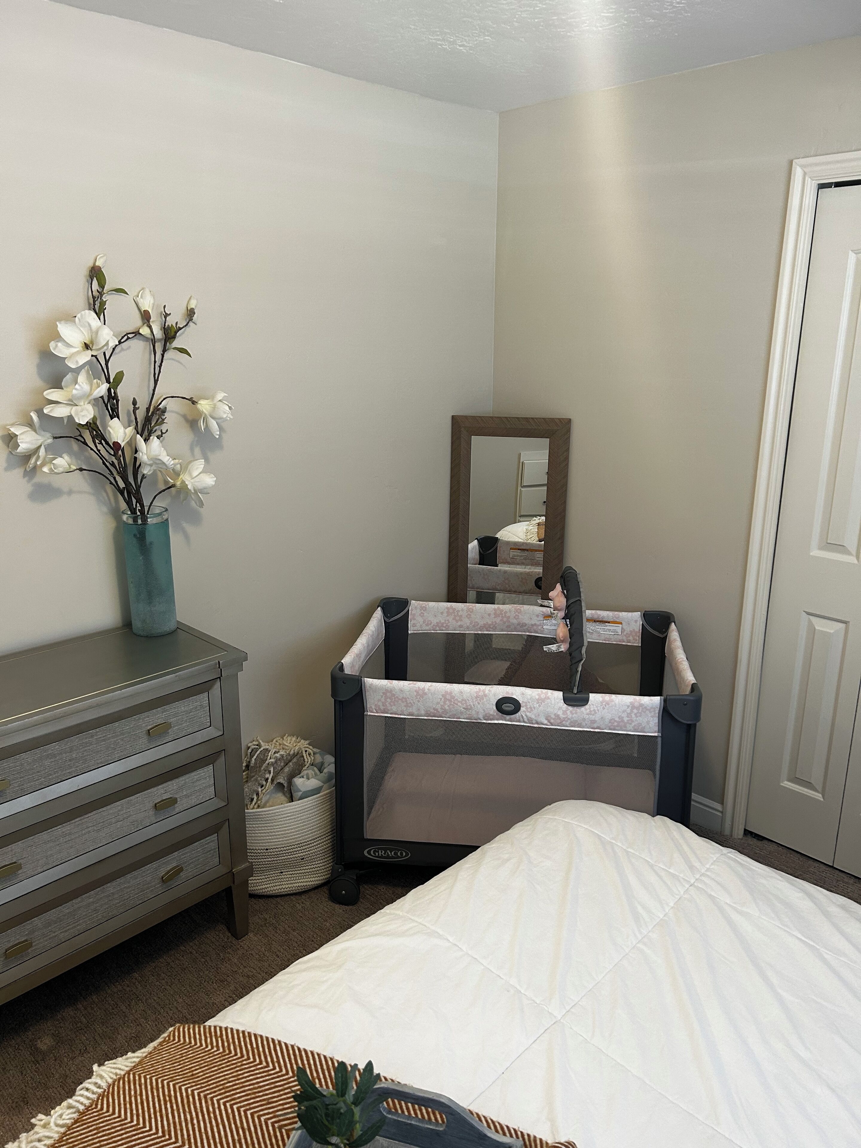 2 slaapkamers, een strijkplank/strijkijzer, gratis wifi, beddengoed