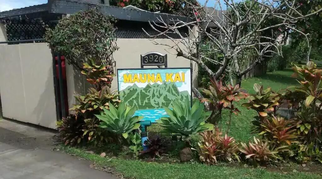 Een bord met 'MAUNA KAI' en het nummer '3920' als aanduiding van een locatie.