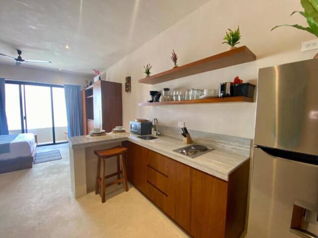 Refrigerador, microondas, parrilla de estufa y cafetera y tetera 