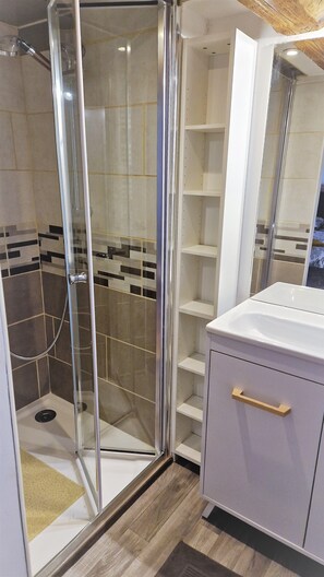 Dusche, Haartrockner, Handtücher, Seife