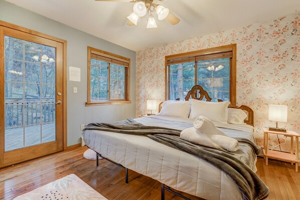 3 bedrooms, travel cot, free WiFi, bed sheets