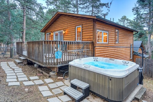 Chic chalet w/ hot tub, ping-pong, arcade bball