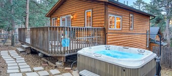 Chic chalet w/ hot tub, ping-pong, arcade bball